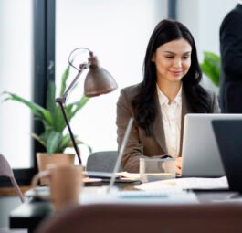 close-up-woman-working-laptop